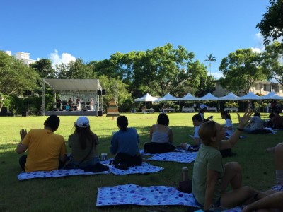 民眾於週末午後悠閒參與草地音樂會